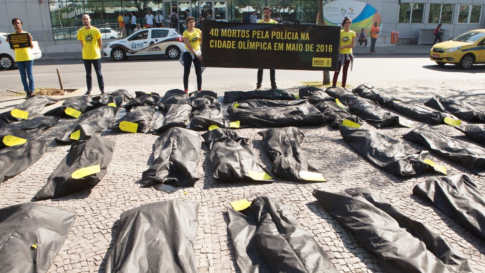 Des activistes protestent contre la violence policière à Rio, le 17 juillet 2016. © Felipe Varanda/ Amnesty International