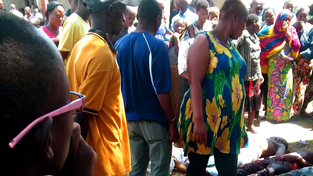 Une foule autour des corps de cinq jeunes hommes exécutés de manière extrajudiciaire par la police, le 9 décembre 2015 à Bujumbura. © Amnesty International