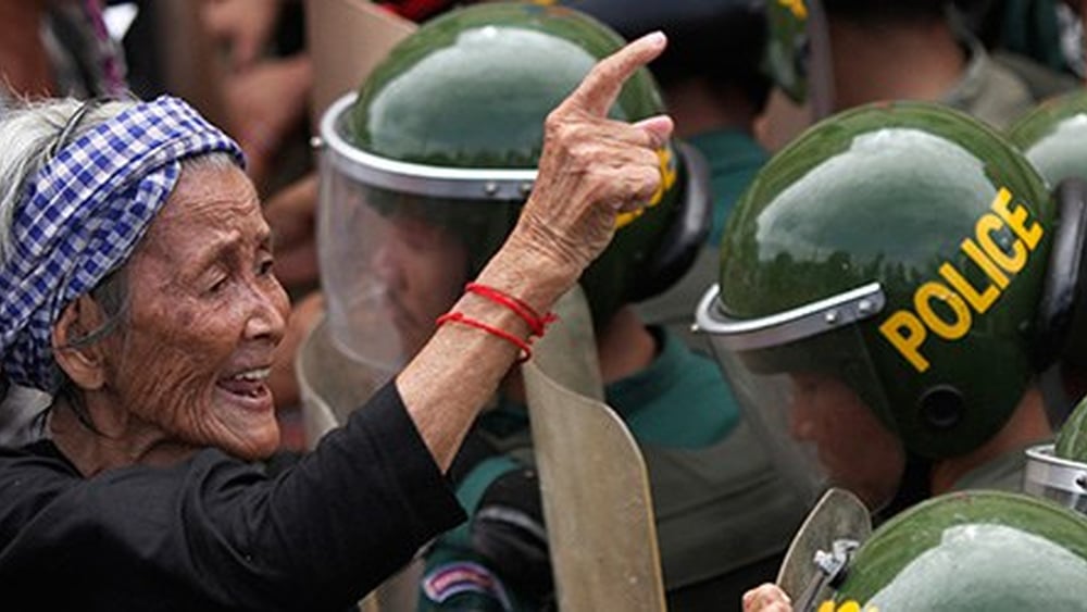 Depuis deux ans, au Cambodge, la population manifeste pour revendiquer ses droits comme jamais auparavant, mais les autorités répondent par une violente répression. © REUTERS/Samrang Pring