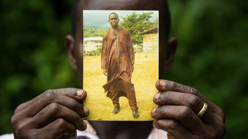 Fomusoh Ivo Feh (Ivo) sur une photo, montrée par son frère © Vincent Tremeau / Amnesty International