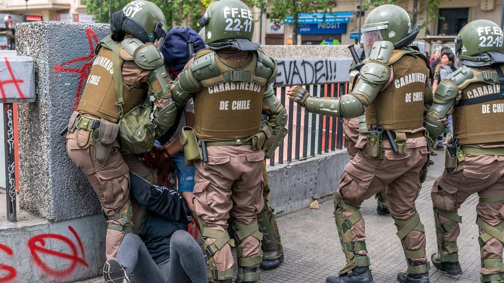 Arrestation d'un manifestant par les Carabineros (police) le 19 octobre 2019. © abriendomundo / shutterstock.com