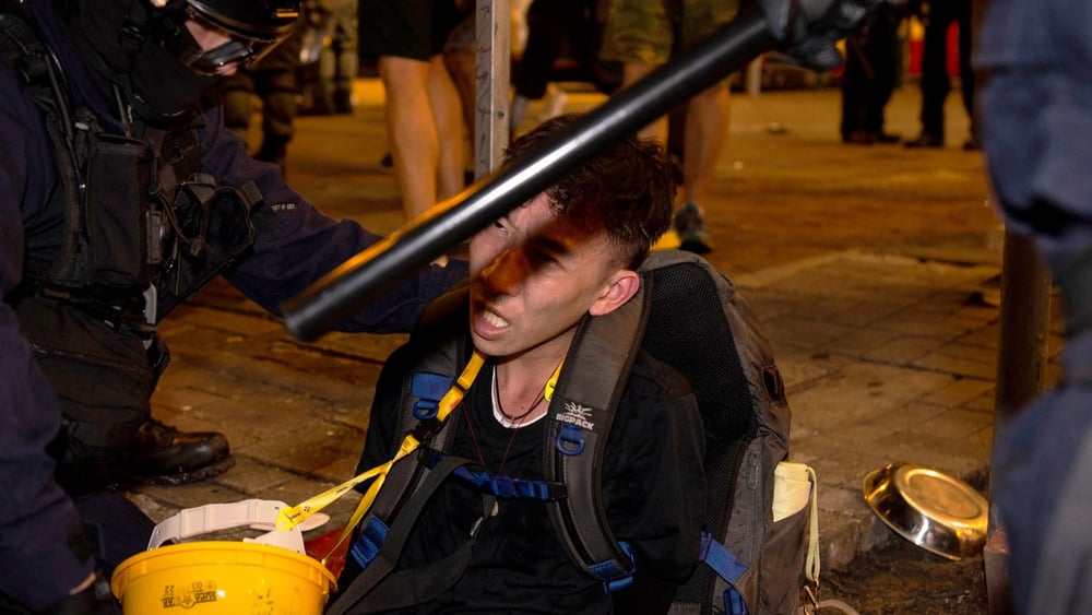 La police de Hong Kong fait preuve d'une extrême brutalité à l'encontre des manifestants. Arrestation d'un manifestant en août 2019.  © Rumbo a lo desconocido / shutterstock