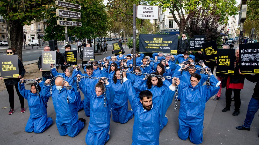Cette action dénonce la répression contre la communauté ouïgoure, le 8 octobre 2021 à Paris © Benjamin Girette