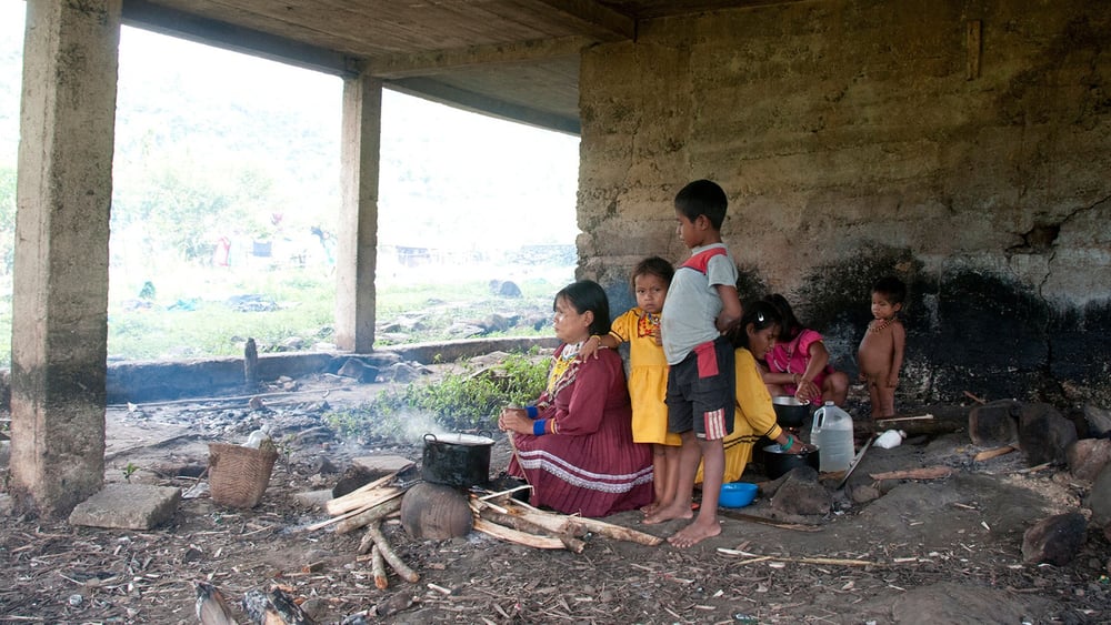 Des familles indigènes ont construit un camp en-dessous d'une école après avoir été contraintes de quitter leur maison en 2012. © Steve Cagan