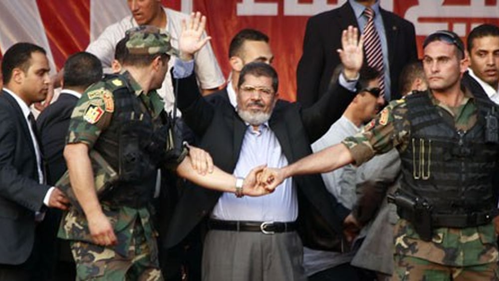 L’ancien président égyptien a été condamné à mort avec d’autres dirigeants des Frères musulmans pour avoir orchestré des évasions lors de la Révolution du 25 janvier 2011. © Mahmoud Khaled / Demotix