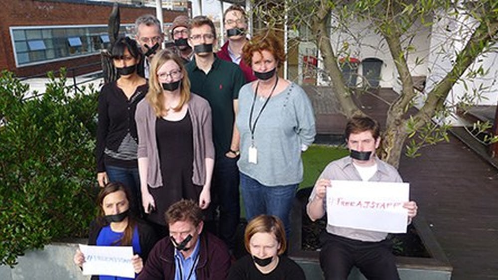 Les membres du programme média du secrétariat international d'Amnesty protestent contre la détention de journalistes d'Al Jazira en Egypte. © Amnesty International