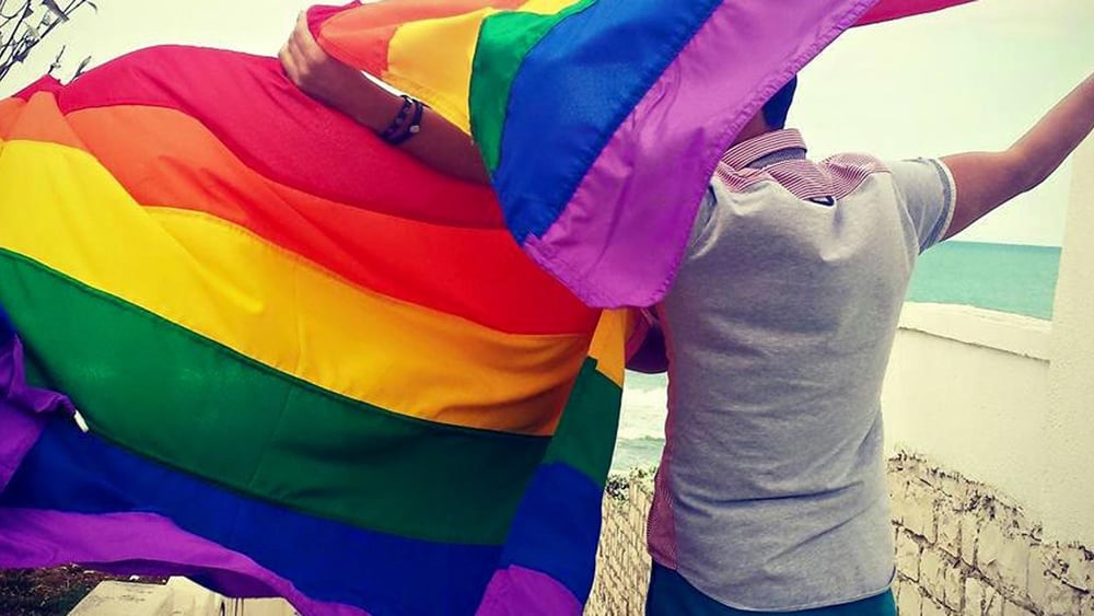 Le drapeau arc-en-ciel est un symbole pour les personnes LGBTI partout dans le monde (ici en Tunisie). Au Caire, des personnes l'ont brandi durant un concert le 23 septembre 2017. Depuis, une vague de répression s'abat sur les LGBTI en Égypte. © Shams