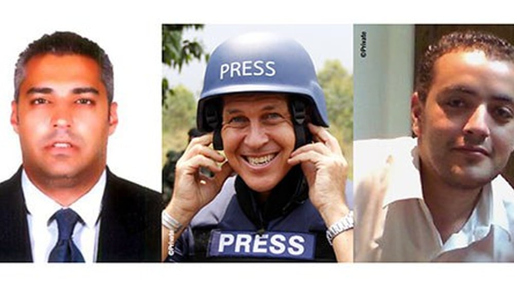 Peter Greste (au milieu) a été libéré, alors que ses deux collègues Mohamed Fahmy (à gauche) et Baher Mohamed (à droite) sont toujours derrière les barreaux. © DR.
