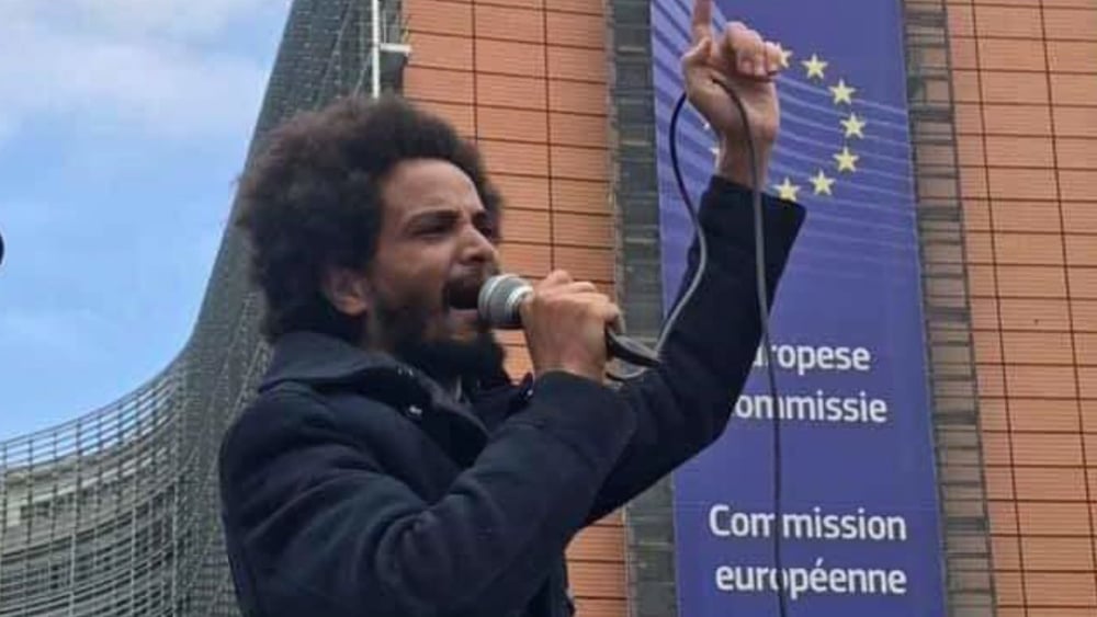 Abraham Fissehaye proteste devant le siège de l'UE à Bruxelles © Amnesty International/Private