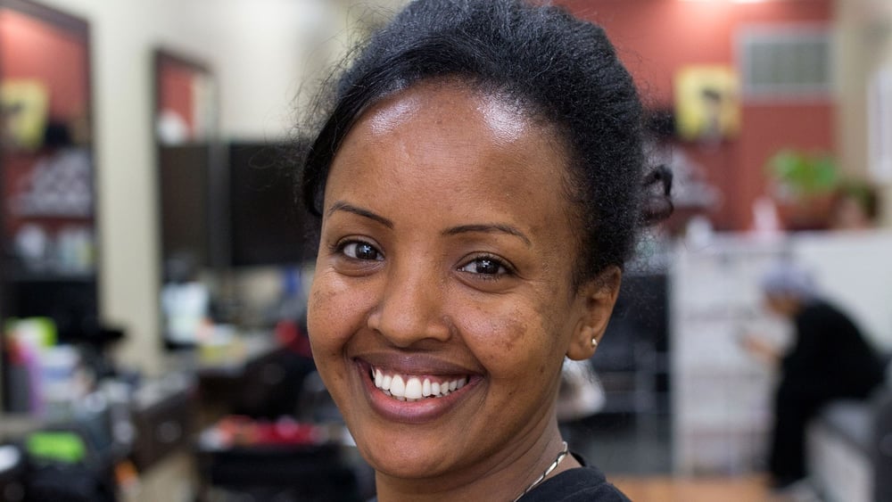 Adhanet, coiffeuse érythréenne, dans son salon de coiffure à Toronto. Elle a fui son pays natal à seulement 15 ans. © Stephanie Foden/Amnesty International