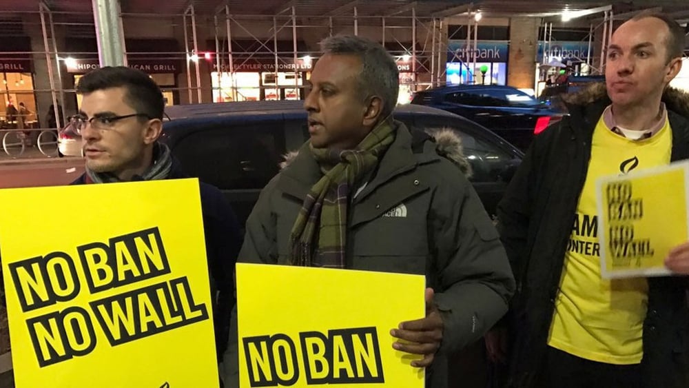 Les mesures que le président Donald Trump est résolu à prendre pour fermer la porte à ceux qui fuient ces mêmes violences qu'il dit combattre resteront dans les mémoires comme faisant partie des pages les plus sombres de l'histoire des États-Unis. © Amnesty International