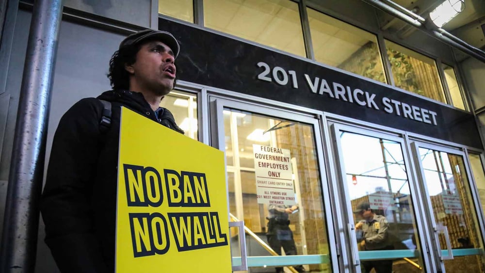 Un militant manifeste contre les politiques de l'administration Trump à New York. © Amnesty International
