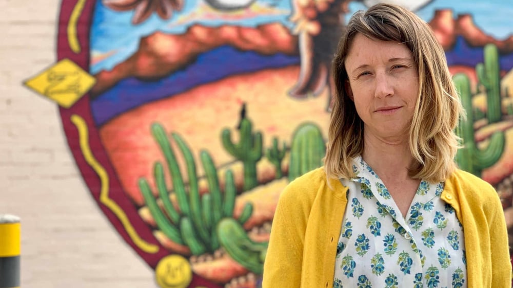 Le gouvernement Trump mène une campagne discriminatoire d’intimidation, de menaces, de harcèlement et de poursuites pénales contre les personnes qui défendent les droits humains des migrants, des réfugiés et des demandeurs d’asile à la frontière entre les États-Unis et le Mexique. Sur cette photo, la défenseuse des droits des migrants, Emily Saunders. © AI