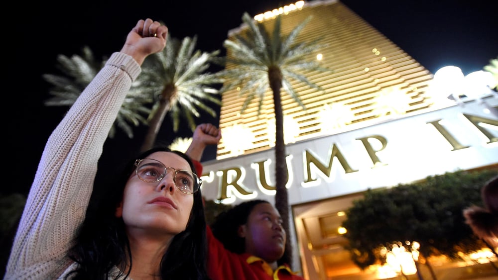 Des manifestants protestent contre l’élection de Donald Trump devant un hôtel du milliardaire à Las Vegas, Nevada, en novembre 2016. © Alamy Stock Photo