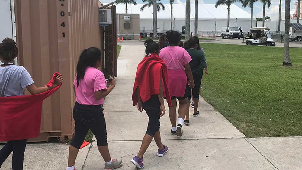 Début avril, plus de 2100 enfants de 13 à 17 ans étaient hébergés à Homestead et un peu moins de 2000 y seraient détenus actuellement. Quoi qu’il en soit, aucun enfant ne devrait jamais se trouver en détention.© US Department of Health and Human Service