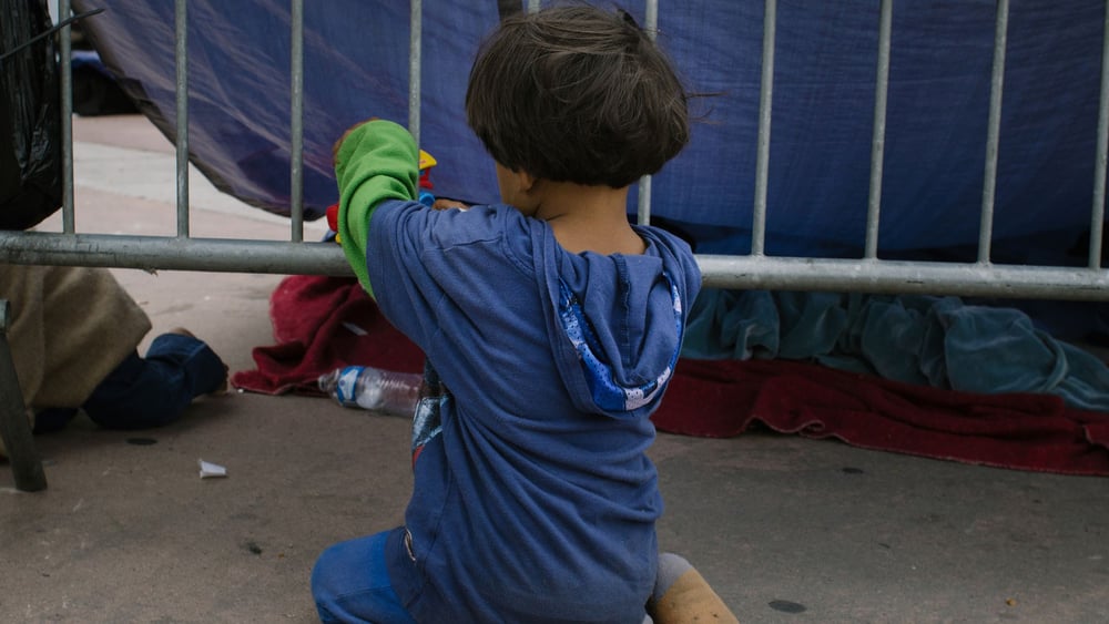 Les scènes terribles observées aux États-Unis illustrent la nécessité d’un engagement international visant à mettre fin à la détention des enfants migrants. © Sergio Ortiz/Amnesty International