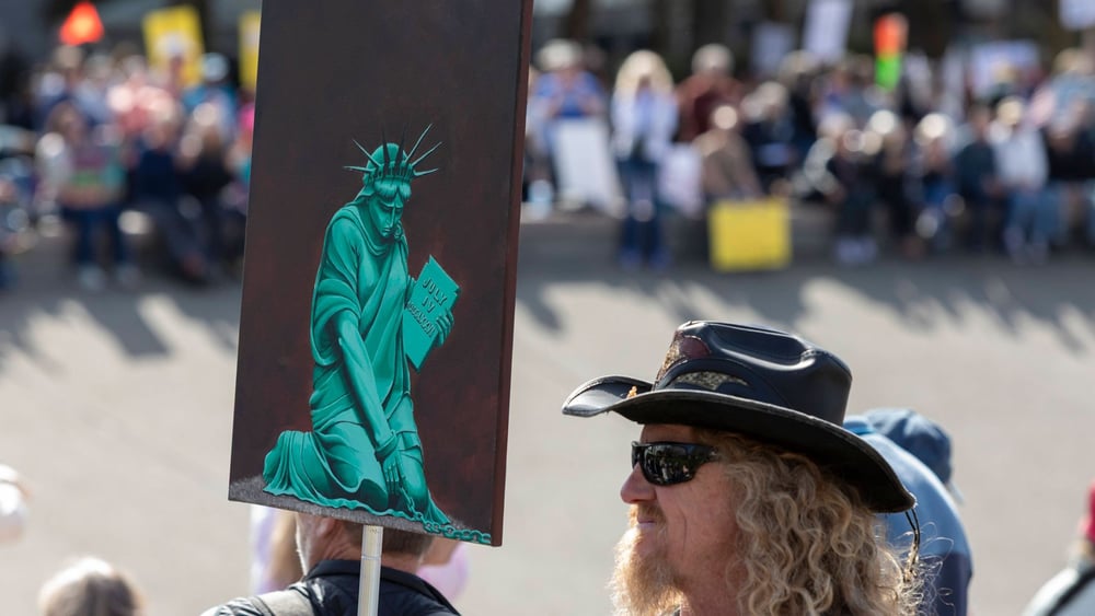 Des milliers de manifestant·e·x·s rassemblé·e·x·s à Seattle le 5 avril 2025 contre les déportations de masse.  © Zuma/Imago