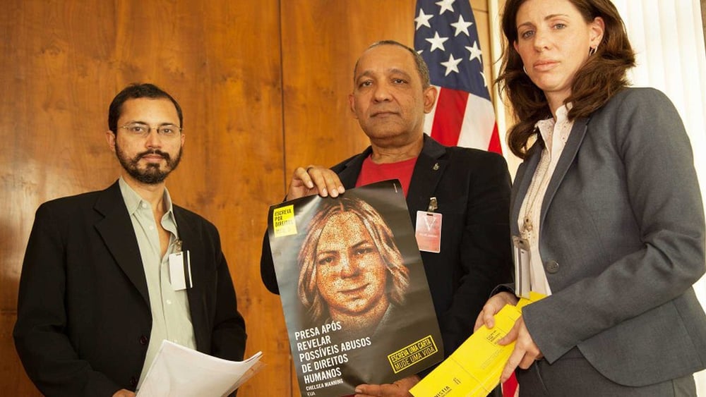 Remise d'une pétition d'Amnesty Brésil pour Chelsea Manning lors du Marathon des lettres 2014. © Wesley Prado