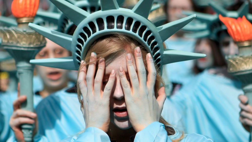 100 «statues de la liberté» s’étaient rassemblées devant l‘ambassade des États-Unis à Londres en avril 2017. © Marie-Anne Ventoura/Amnesty UK