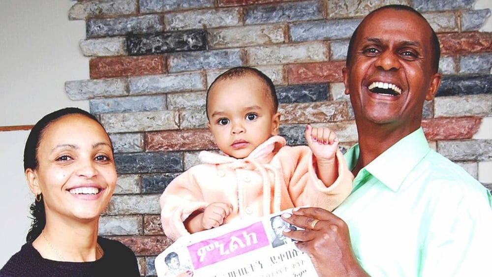 Eskinder Nega et sa femme Serkalem Fasil, avec leur fils Nafkot en 2007. Le garçon est né un an plus tôt en prison car sa mère était elle aussi incarcérée. © DR