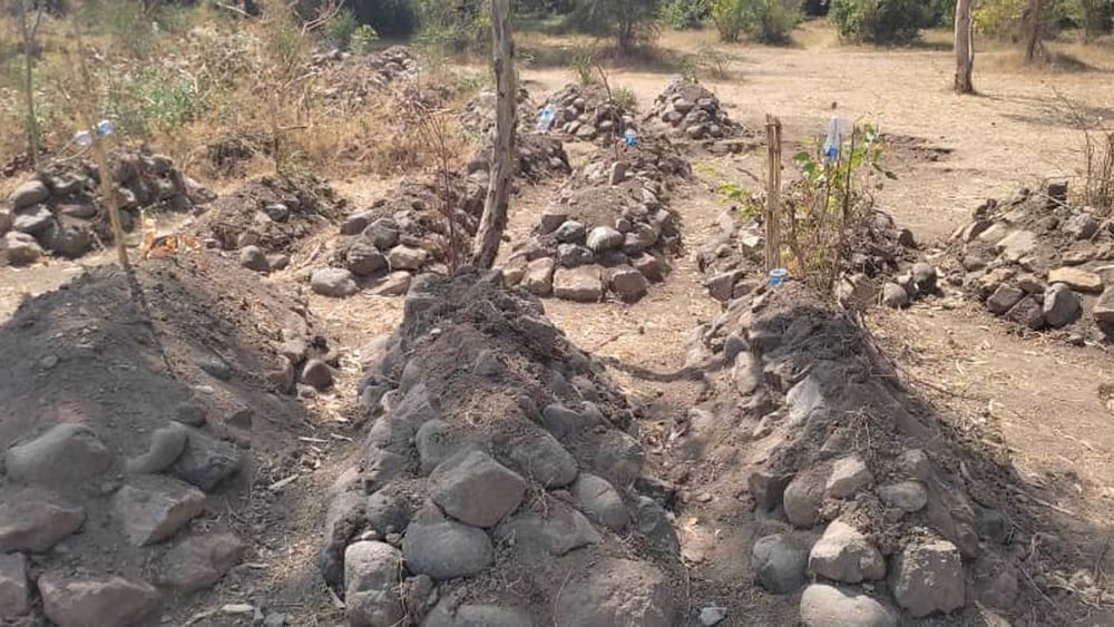 Nouvelles tombes près de l'église Saint-Georges à Kobo, dans la région d'Amhara en Éthiopie. Les forces armées tigréennes y ont tué des dizaines de civils début septembre 2021.