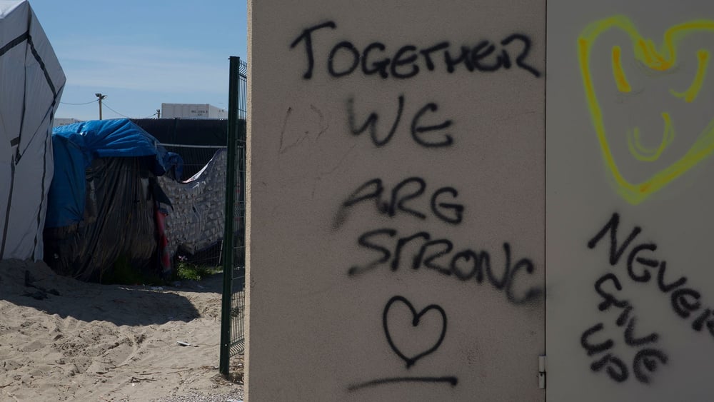 Message de solidarité dans un camp de réfugiés à Calais, en France © Amnesty International