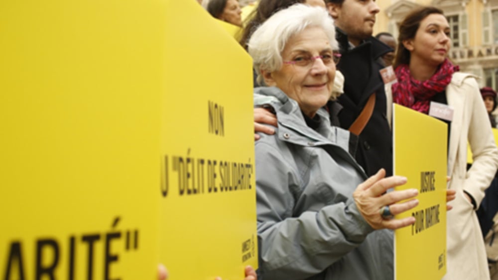 Martine Landry encourait un peine de prison pour avoir fait preuve de compassion à l'égard de deux mineurs guinéens à la frontière franco-italienne en 2017. © AI