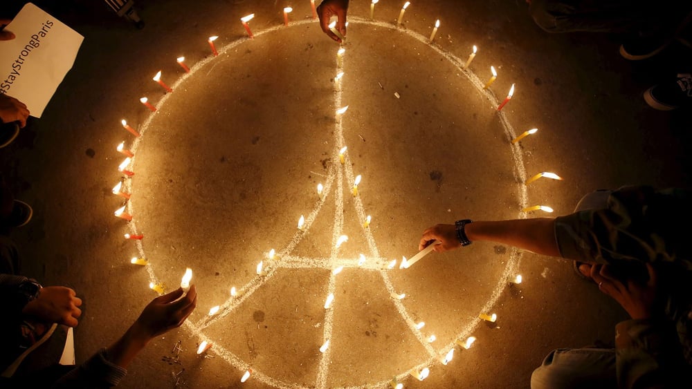 Au lendemain des attaques meurtrières à Paris, des personnes du monde entier affichent leur soutien envers les proches et familles des victimes. © REUTERS/Navesh Chitrakar