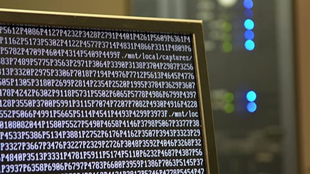 En France, un projet de loi prévoit la mise en place de systèmes de surveillance de masse, en installant des technologies de surveillance directement chez les fournisseurs d’accès à Internet. © Bob Mical