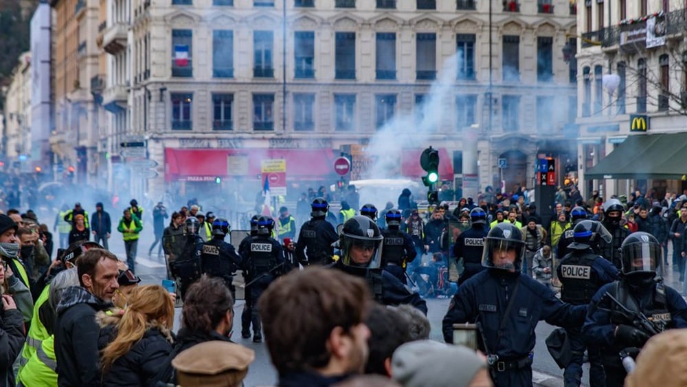 Lyon, 8 décembre 2018: Usage de fumigènes dans une manifestation des «gilets jaunes» © Shutterstock.com