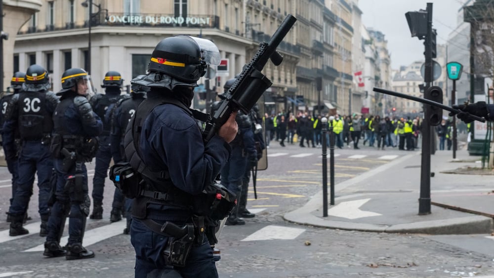 Un policier de l'unité anti-émeute avec un flash-ball LBD surveille les manifestants «gilets jaunes» à Paris, décembre 2018 © Frederic Legrand © Shutterstock.com