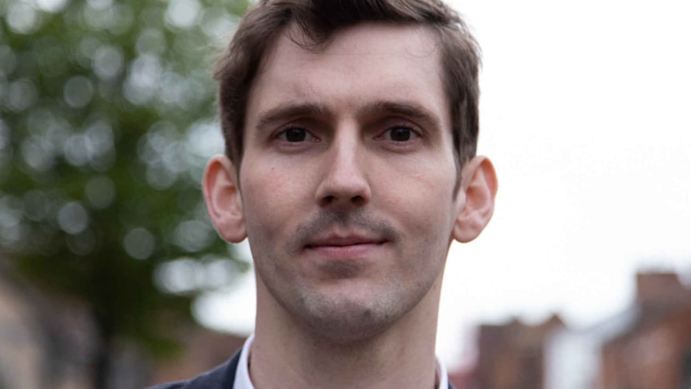 Tom Ciotkowski a été inculpé d’«outrage et violence» après avoir remis en cause des violences commises par un policier contre une autre personne bénévole, il risque jusqu'à cinq ans de prison. © AI