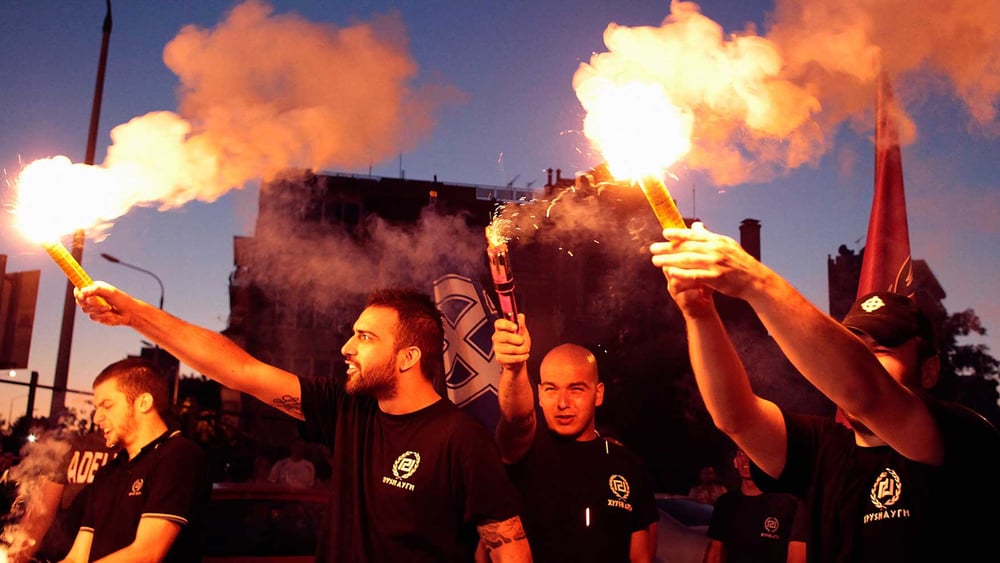 Les partisans du parti d'extrême droite Golden Dawn célèbrent les résultats des élections anticipées, à Thessalonique, Grèce, le 17 juin 2012. © Alexandros Michailidis/Shutterstock