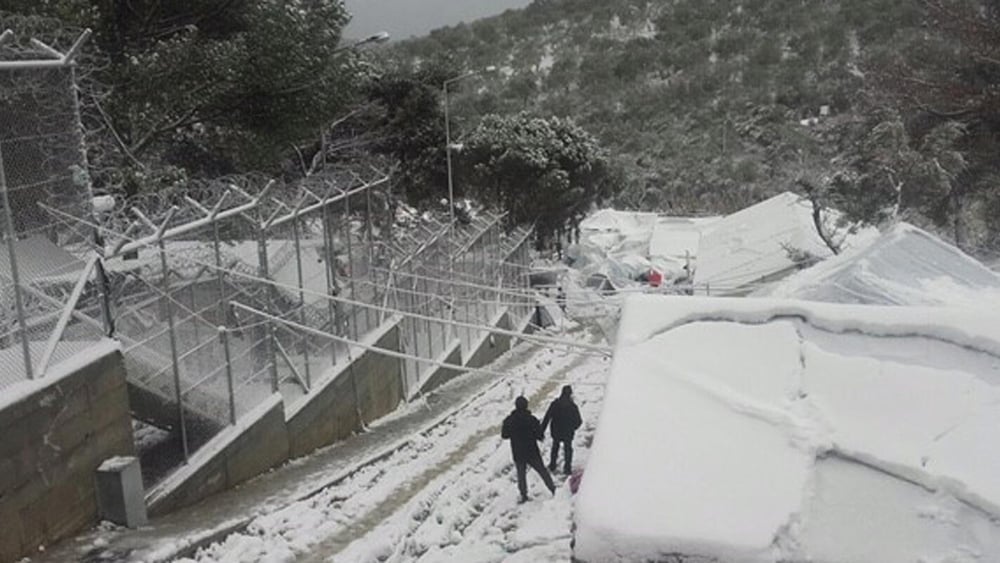 À l'approche de l'hiver, Amnesty International s'inquiète avec d'autres organisations des conditions effroyables auxquelles font face les demandeurs d'asile bloqués sur les îles grecques, comme ici dans le camp de Moria, à Lesbos, l'hiver passé. © 	Amnesty International/Giorgos Kosmopoulos