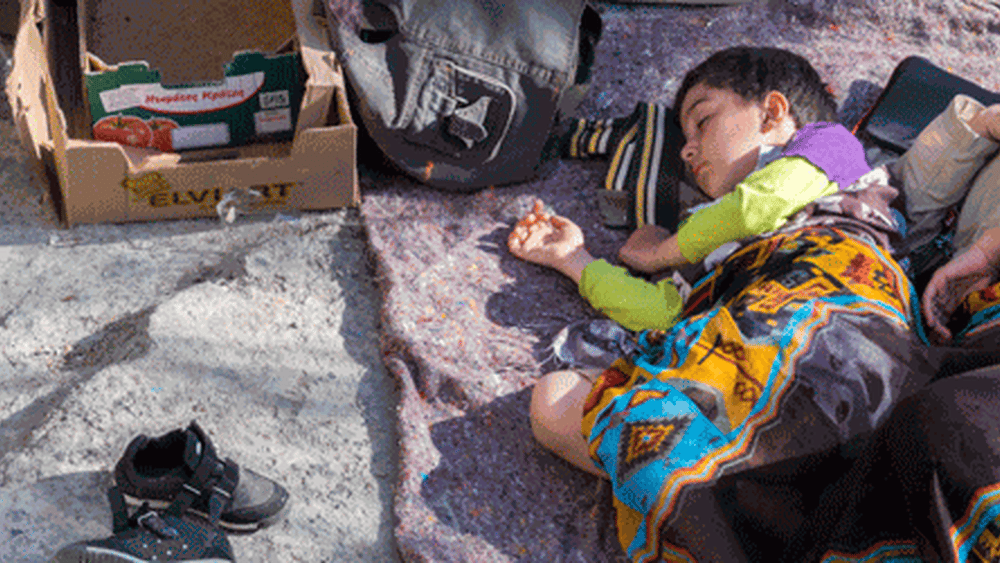 Des milliers de personnes vulnérables arrivent après de dangereux périples sur les îles grecques de la mer Egée, les structures d’accueil sont précaires et surpeuplées. Ici, un enfant sur l’île de Lesvos. © Michael S Honegger
