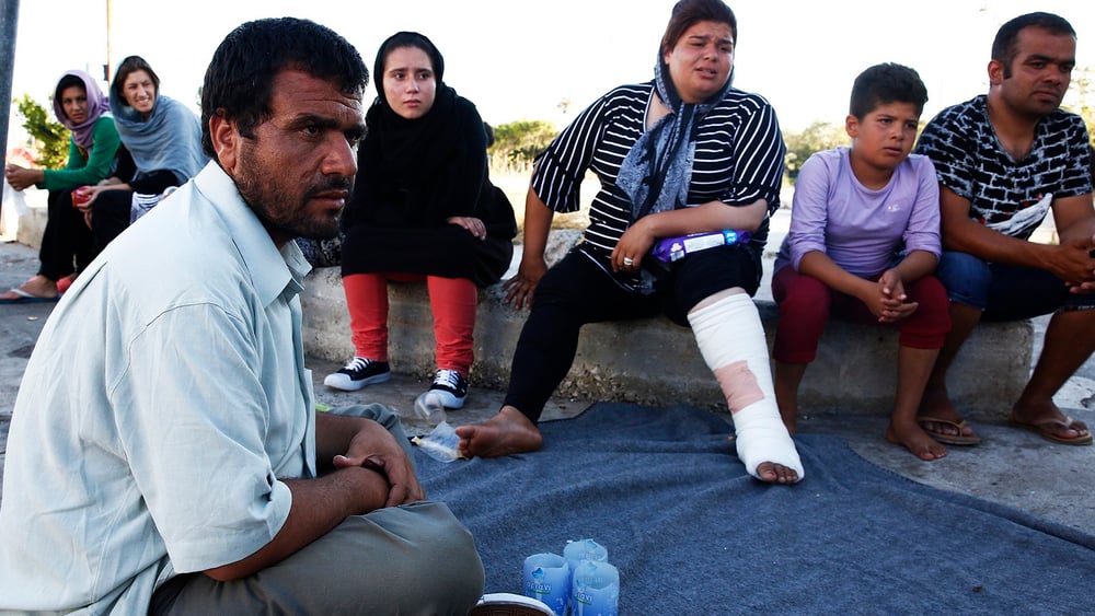 Lors d'une rencontre sur l’île de Chios le 13 novembre 2016, des parlementaires du parti d'extrême-droite Aube dorée ont réclamé l'expulsion des réfugiés. © Giorgos Moutafis/Amnesty International