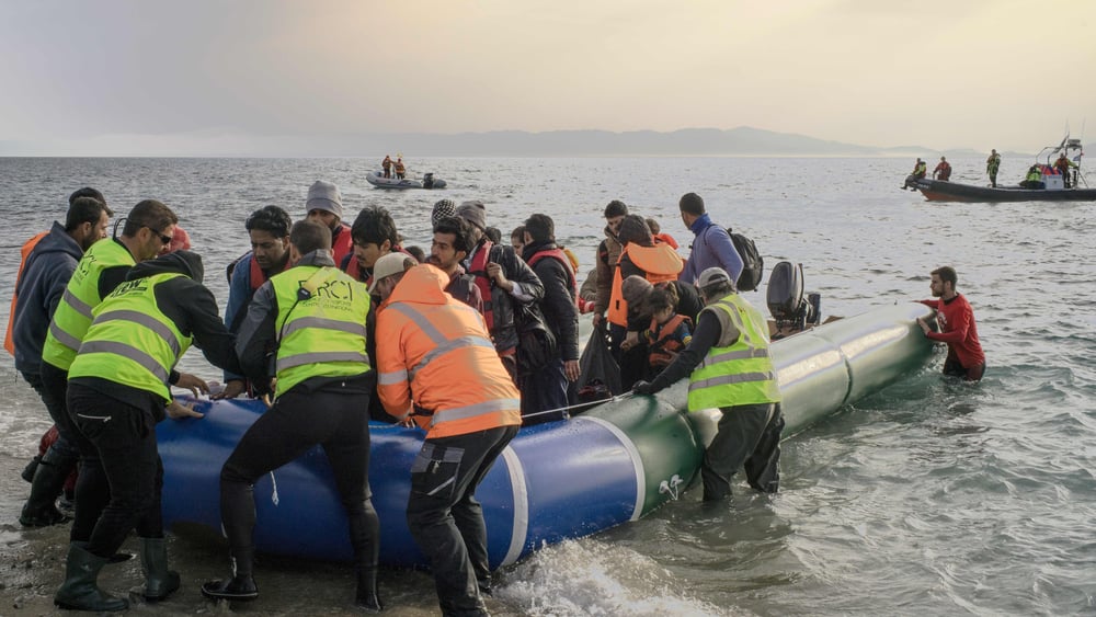 Des volontaires aident les réfugié·e·s arrivé·e·s sur les côtes grecques au sud de Lesbos. ©Amnesty International / Olga Stefatou