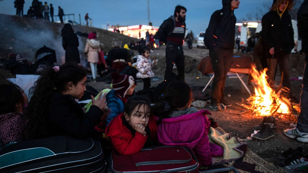 Des fugitives et fugitifs se réchauffent près d'un feu à Edirne, en Turquie. Ils veulent passer la frontière avec la Grèce.©BURAK KARA