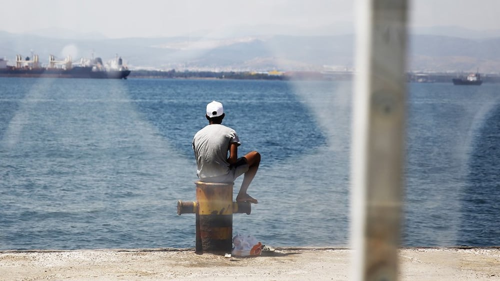 Un homme dans le camps de Skaramagas, près d'Athènes, juillet 2016.	© Giorgos Moutafis/Amnesty International