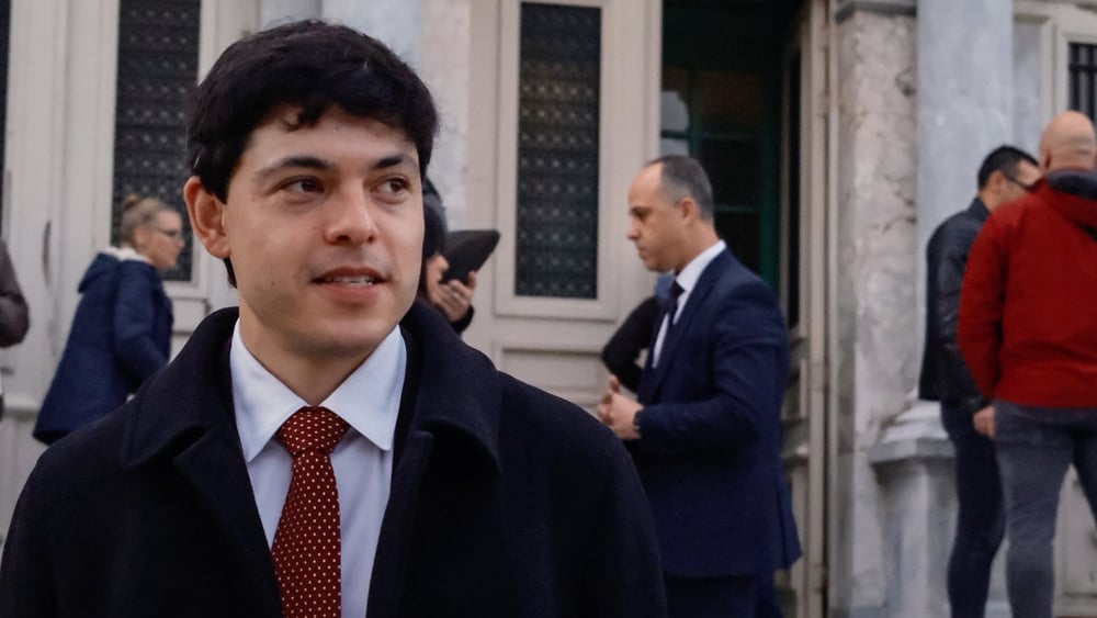 Seán Binder et une délégation d'Amnesty International devant le tribunal de Lesbos, en Grèce, alors que son procès débutait en décembre 2025. © Amnesty International