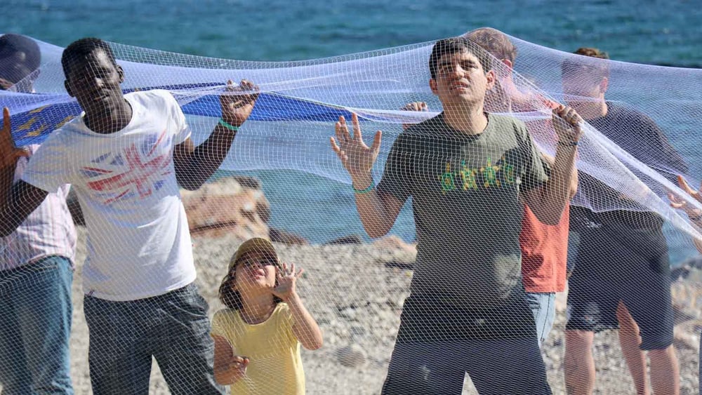 Alors que l'Union européenne s'apprête à stopper la majorité de ses financements d'urgence aux ONG aidant les réfugié·e·s piégé·e·s sur les îles grecques, les manifestant·e·s ont appelé les dirigeant·e·s européen·ne·s à prendre leurs responsabilités dans l’accueil des réfugié·e·s, en les transférant sur le continent et en les relocalisant dans d’autres pays européens. © Estelle Borel/Amnesty International