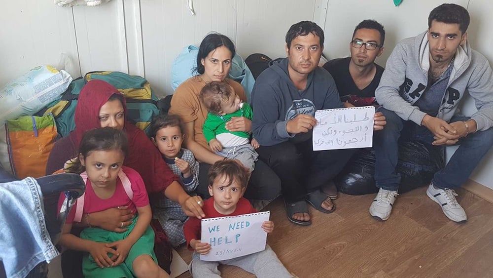 L'une des deux familles renvoyées vers la Turquie, le 20 octobre, et trois autres réfugiés syriens dans le camp de Düziçi, en Turquie.  © DR