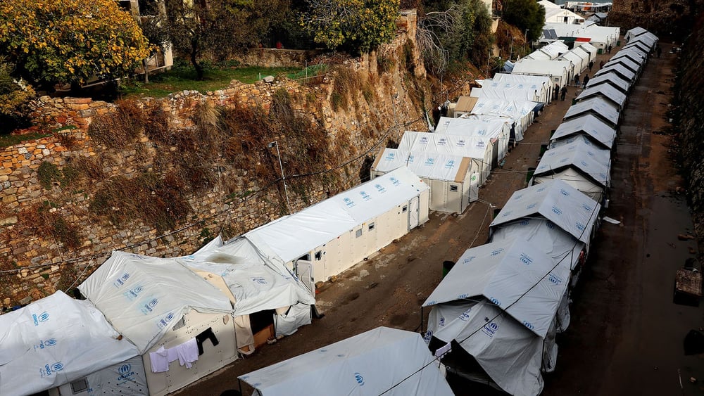 Plus de 4000 réfugiés sont entassés sur l'île de Chios. Ils dorment dans des tentes surpeuplés, exposées aux températures extrêmes et au mauvais temps. (Camp de Souda, Chios, novembre 2016). © Giorgos Moutafis/Amnesty International