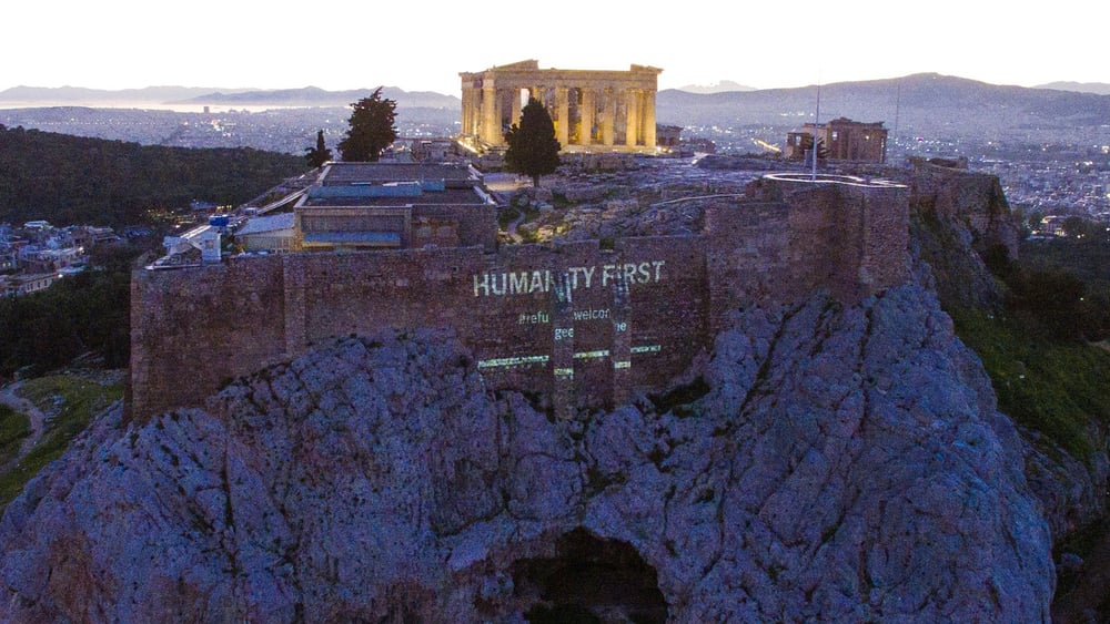 «Bienvenue aux réfugiés» a été projeté en grand sur tout le côté de l’Acropole à  Athènes.© Amnesty International