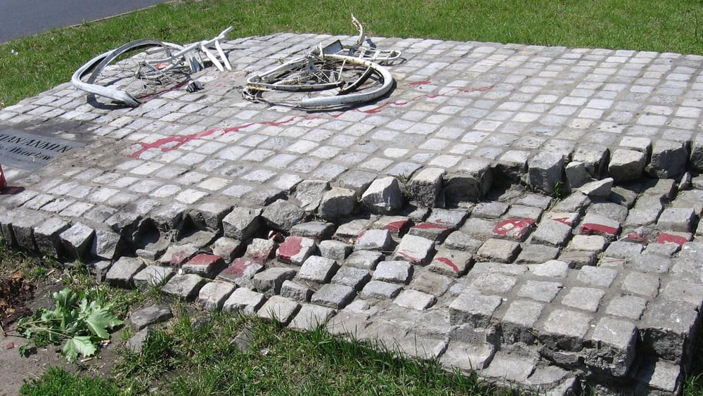 Un mémorial du 10e anniversaire (1999) du massacre de la place Tian'anmen à Warshaw (Pologne). La première version de ce mémorial a été "érigée" par des étudiants polonais un jour après le massacre, le 5 juin 1989.  © Wikimedia