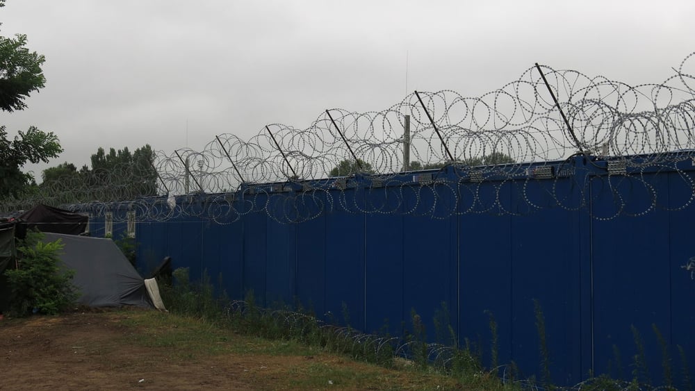 La détention automatique des requérants d'asile à la frontière est une étape de plus dans la répression féroce mise en œuvre par la Hongrie à l'encontre des réfugiés et des migrants. © Amnesty International