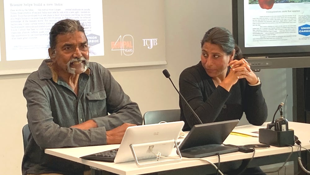 Sathinath Sarangi, fondateur du Sambhavna Trust (à gauche) et Rachna Dhingra, coordinatrice de la Campagne internationale pour la justice à Bhopal, se sont rendus en Suisse pour sensibiliser le public aux conséquences persistantes de la catastrophe chimique de Bhopal et au fait que la société Dow Chemical ne veut pas assumer sa responsabilité. © Amnesty International
