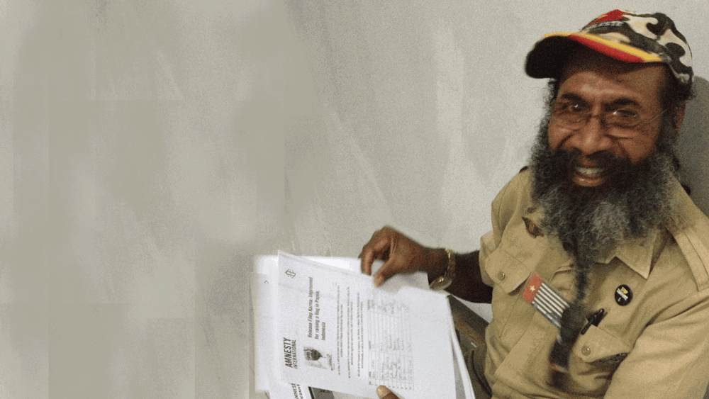 Filep Karma avait été maintenu en détention pendant plus d’une décennie pour avoir simplement hissé le drapeau du mouvement indépendantiste lors d’une cérémonie politique en 2004. © Amnesty International