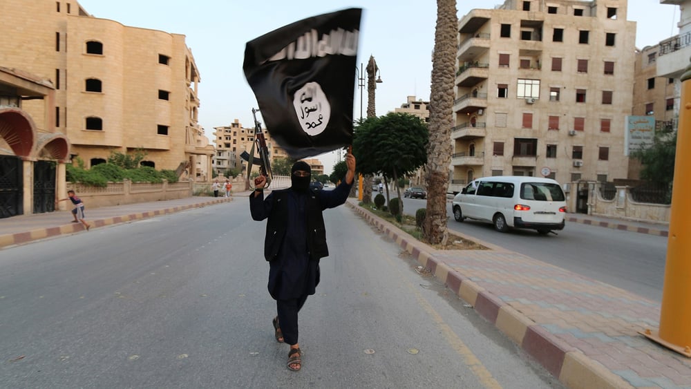 Un combattant de l'Etat Islamique (EI) en Irak brandissant le drapeau de l'EI. © REUTERS/Stringer