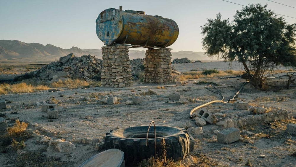 Un réservoir d'eau vide et un puits d'irrigation sabotés près de la ville de Sinune, au nord des monts Sinjar. © Alice Martins
